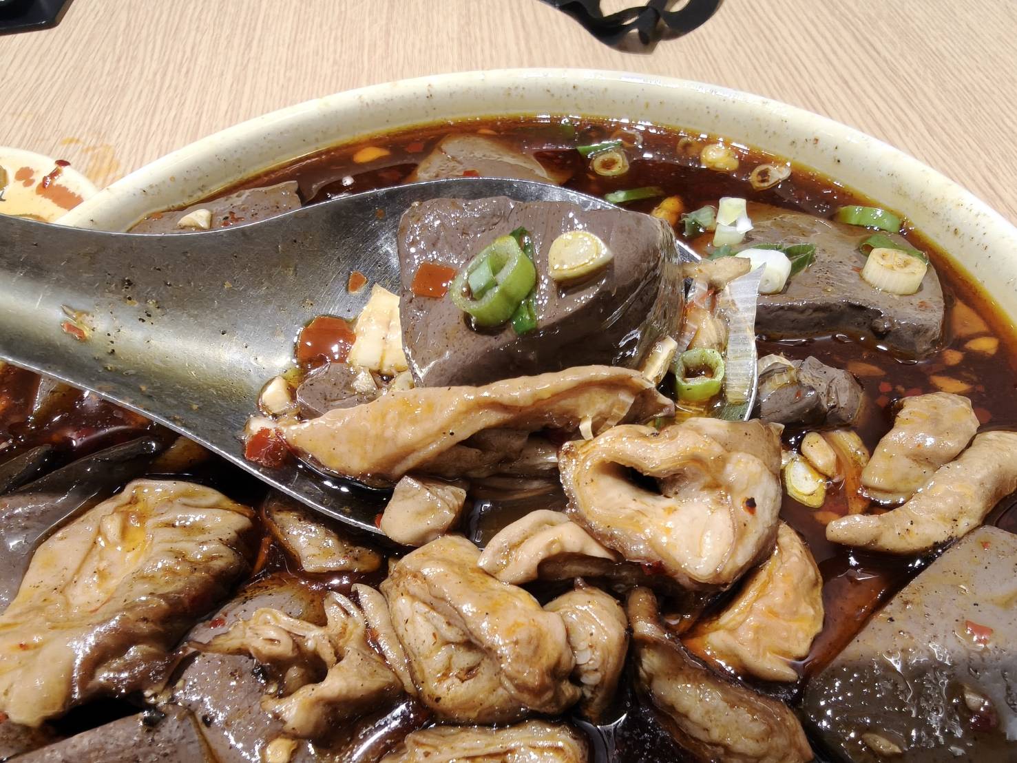 深坑老街美食|王水成老店水成館-必吃店。牛腩鴨血超下飯!蒜香臭豆腐好入味~
