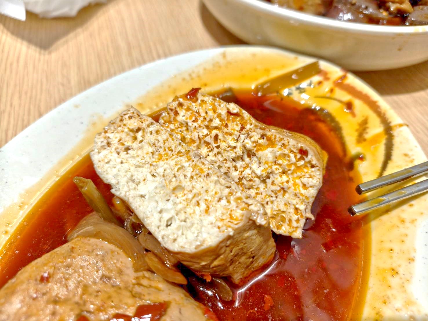 深坑老街美食|王水成老店水成館-必吃店。牛腩鴨血超下飯!蒜香臭豆腐好入味~