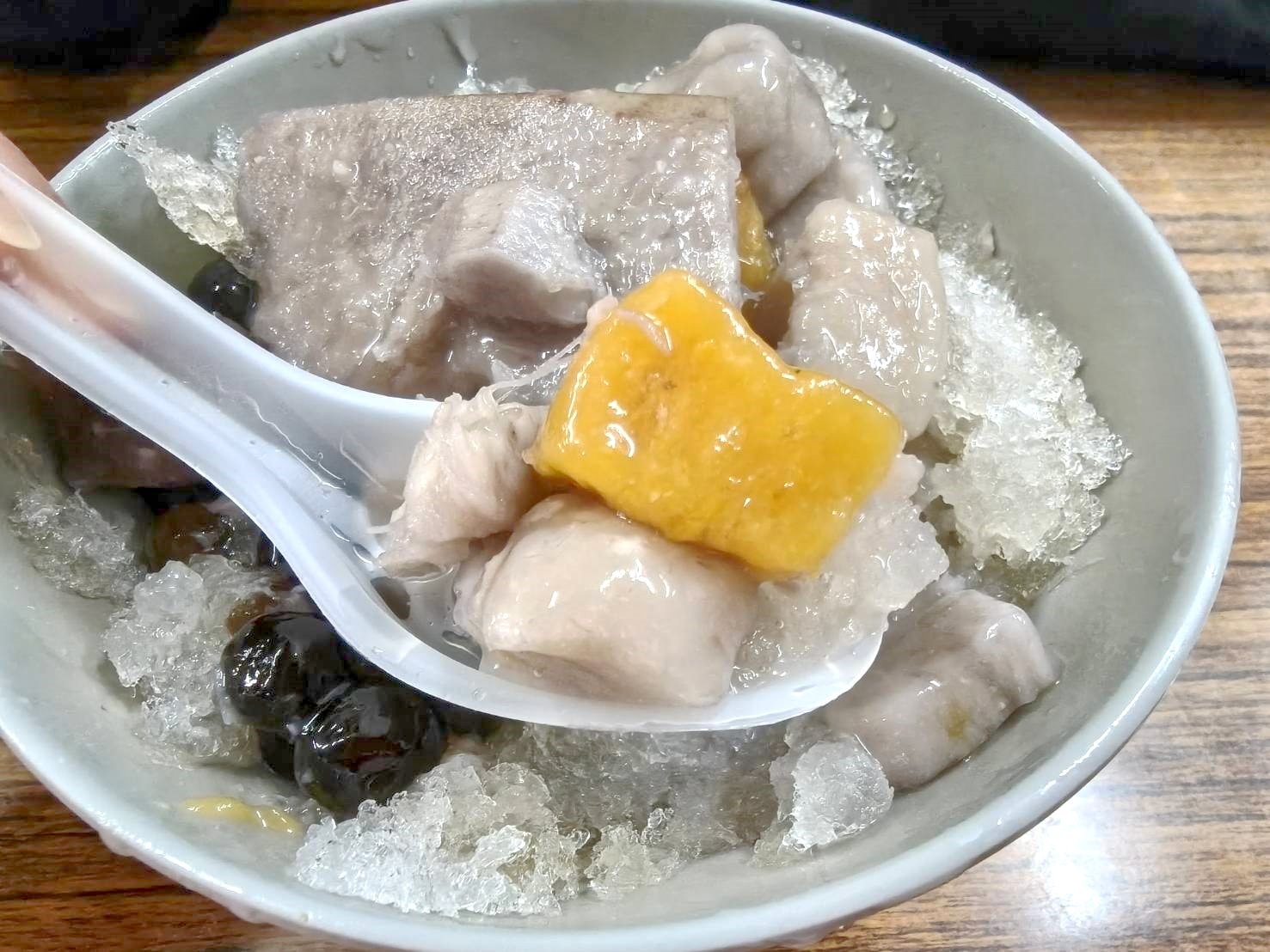 深坑老街美食|阿珠の店/阿珠芋圓 手工現做芋圓。手工現做看的見~綜合芋圓就1次包含了紅豆、綠豆、地瓜、芋頭圓喔!