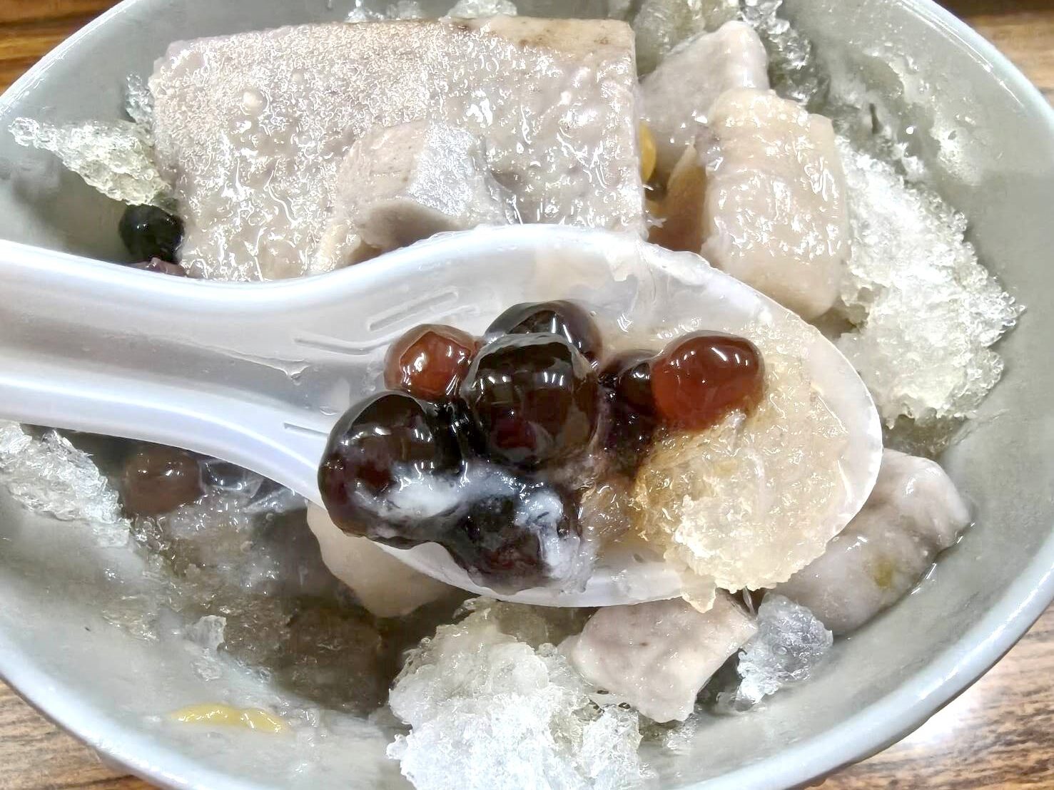 深坑老街美食|阿珠の店/阿珠芋圓 手工現做芋圓。手工現做看的見~綜合芋圓就1次包含了紅豆、綠豆、地瓜、芋頭圓喔!