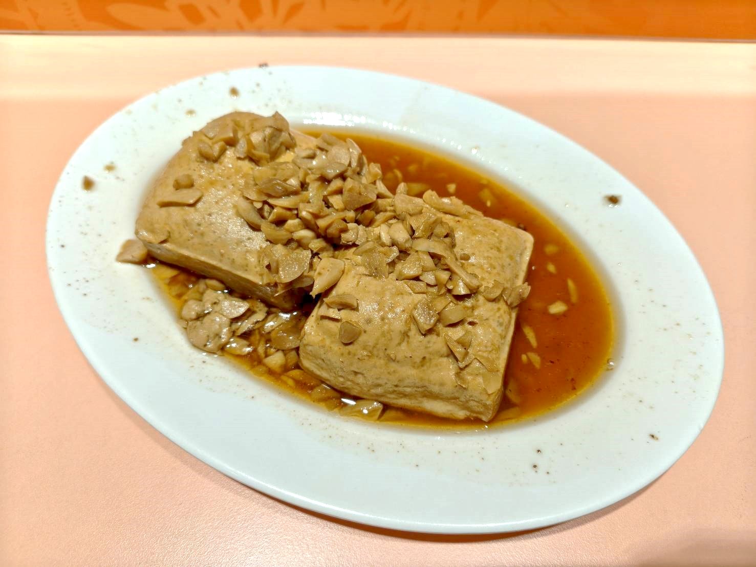 深坑老街美食|王水成老店水成館-必吃店。牛腩鴨血超下飯!蒜香臭豆腐好入味~
