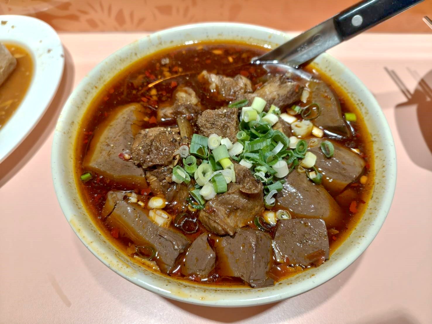 深坑老街美食|王水成老店水成館-必吃店。牛腩鴨血超下飯!蒜香臭豆腐好入味~