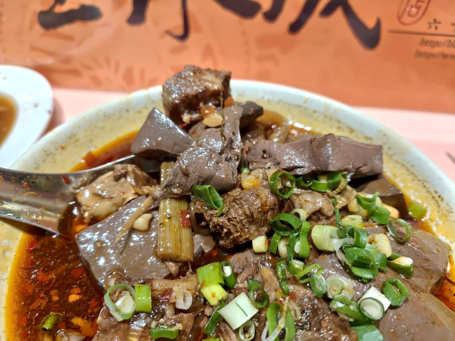 深坑老街美食|王水成老店水成館-必吃店。牛腩鴨血超下飯!蒜香臭豆腐好入味~