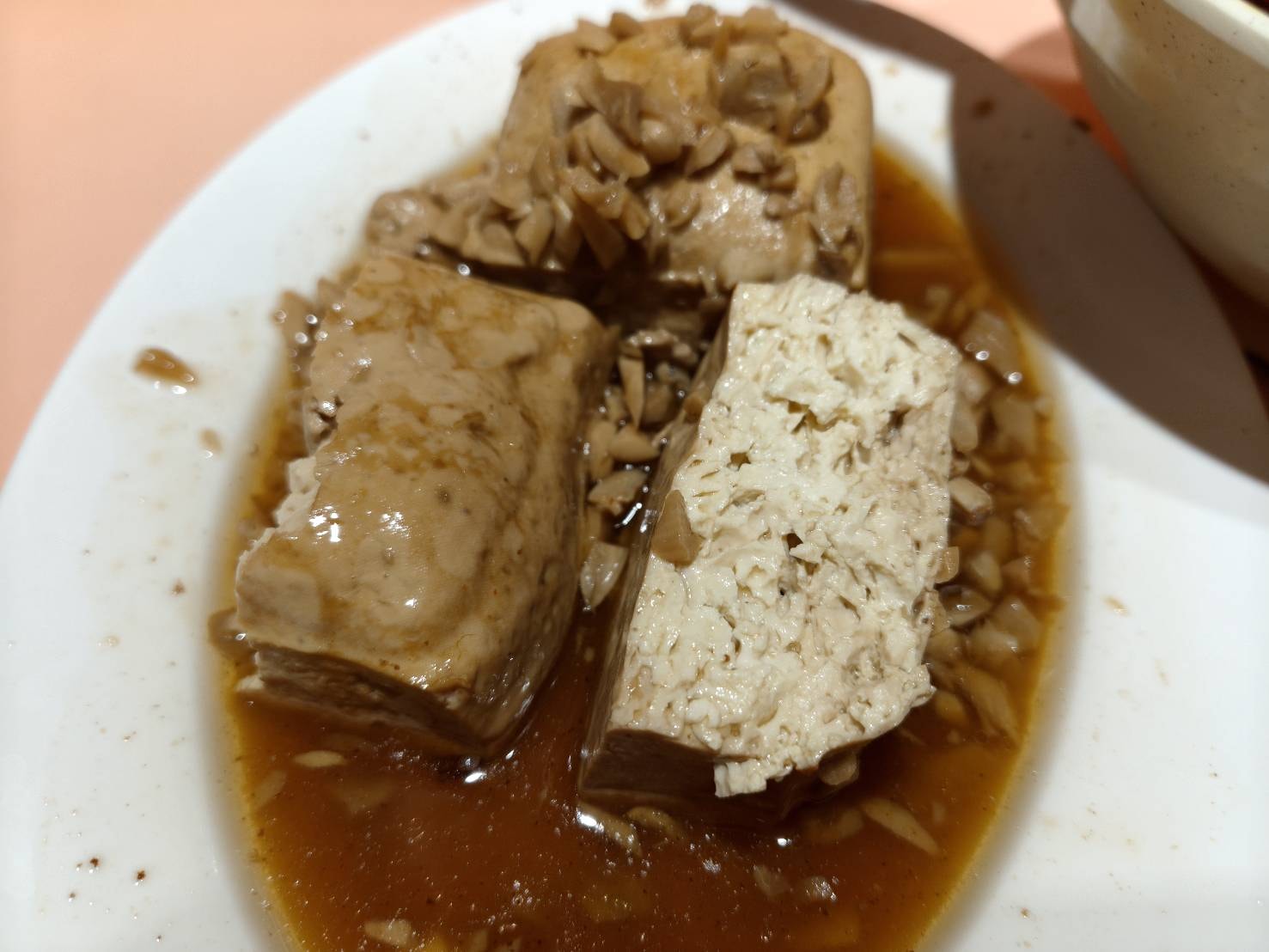 深坑老街美食|王水成老店水成館-必吃店。牛腩鴨血超下飯!蒜香臭豆腐好入味~