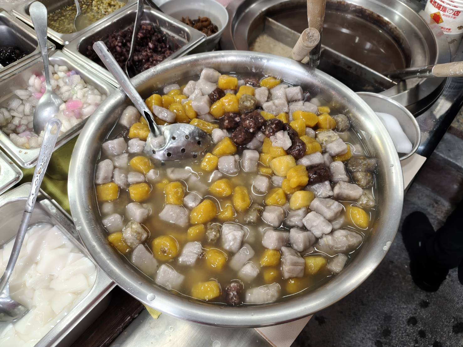 深坑老街美食|阿珠の店/阿珠芋圓 手工現做芋圓。手工現做看的見~綜合芋圓就1次包含了紅豆、綠豆、地瓜、芋頭圓喔!