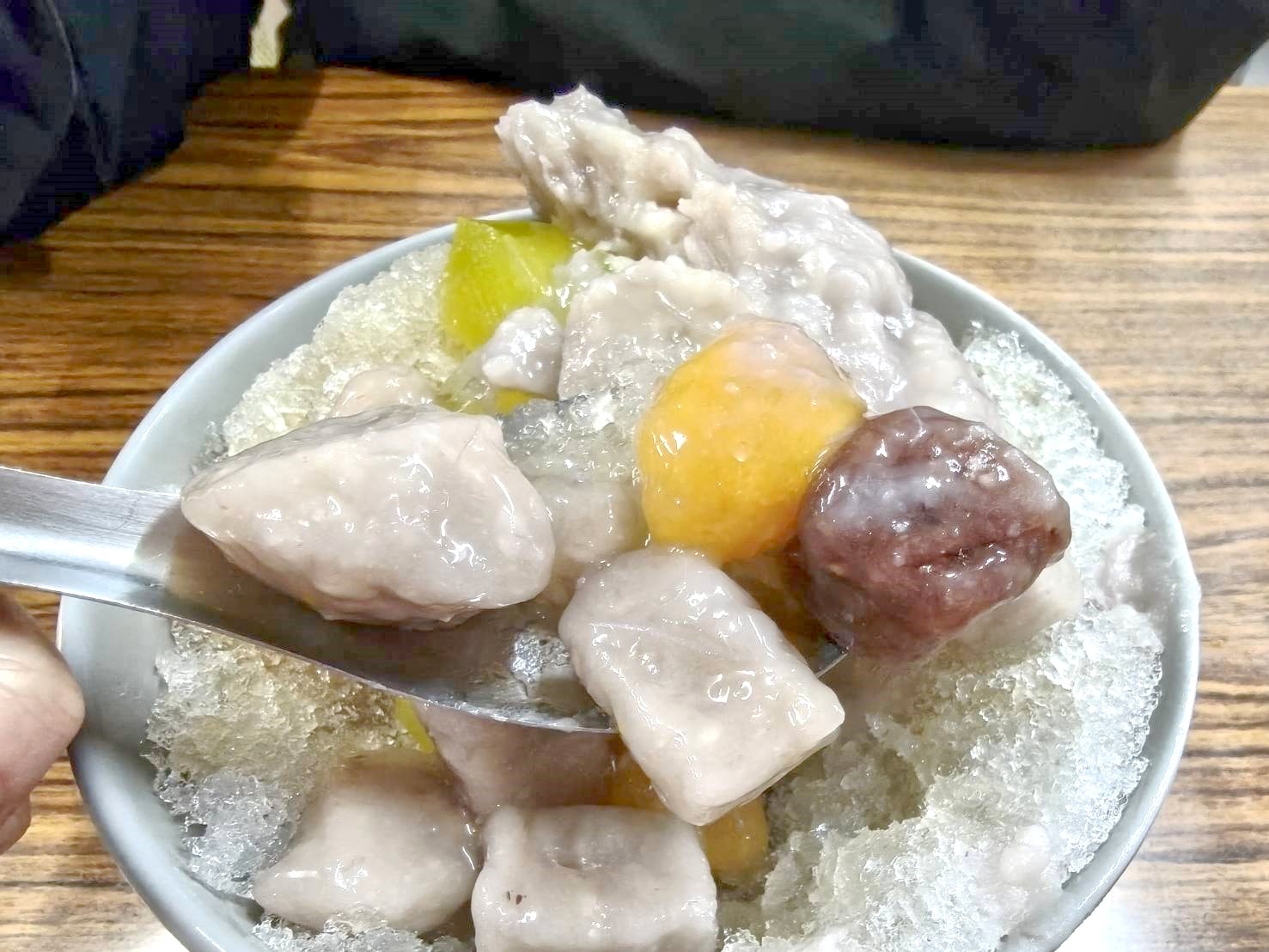 深坑老街美食|阿珠の店/阿珠芋圓 手工現做芋圓。手工現做看的見~綜合芋圓就1次包含了紅豆、綠豆、地瓜、芋頭圓喔!
