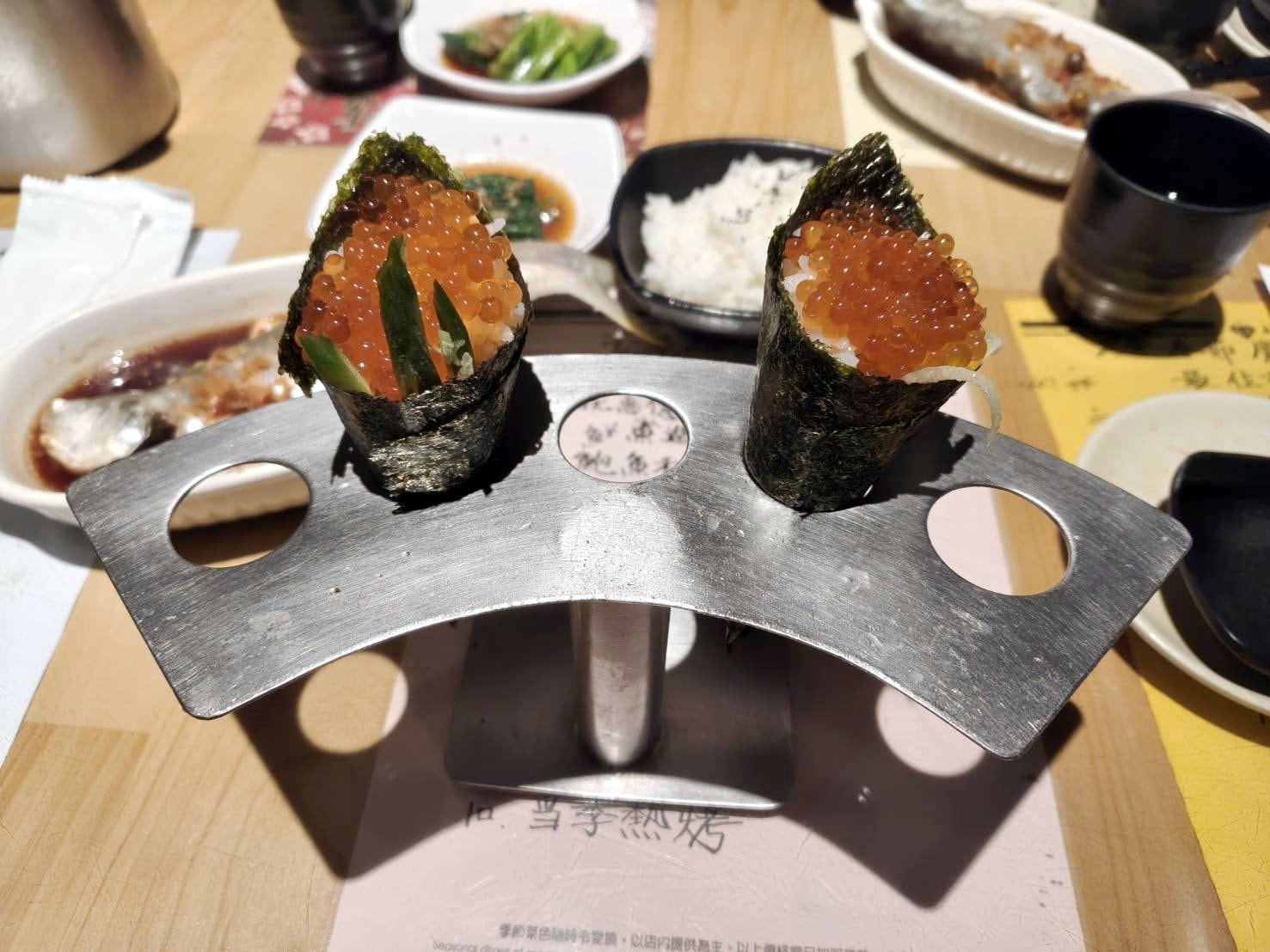 台北國父紀念館美食|金魚日本料理。生魚片套餐內含白飯、湯品、小菜、清蒸魚(每日不同)加上滿到掉出來生魚片!一套470元2個人吃都沒有問題!