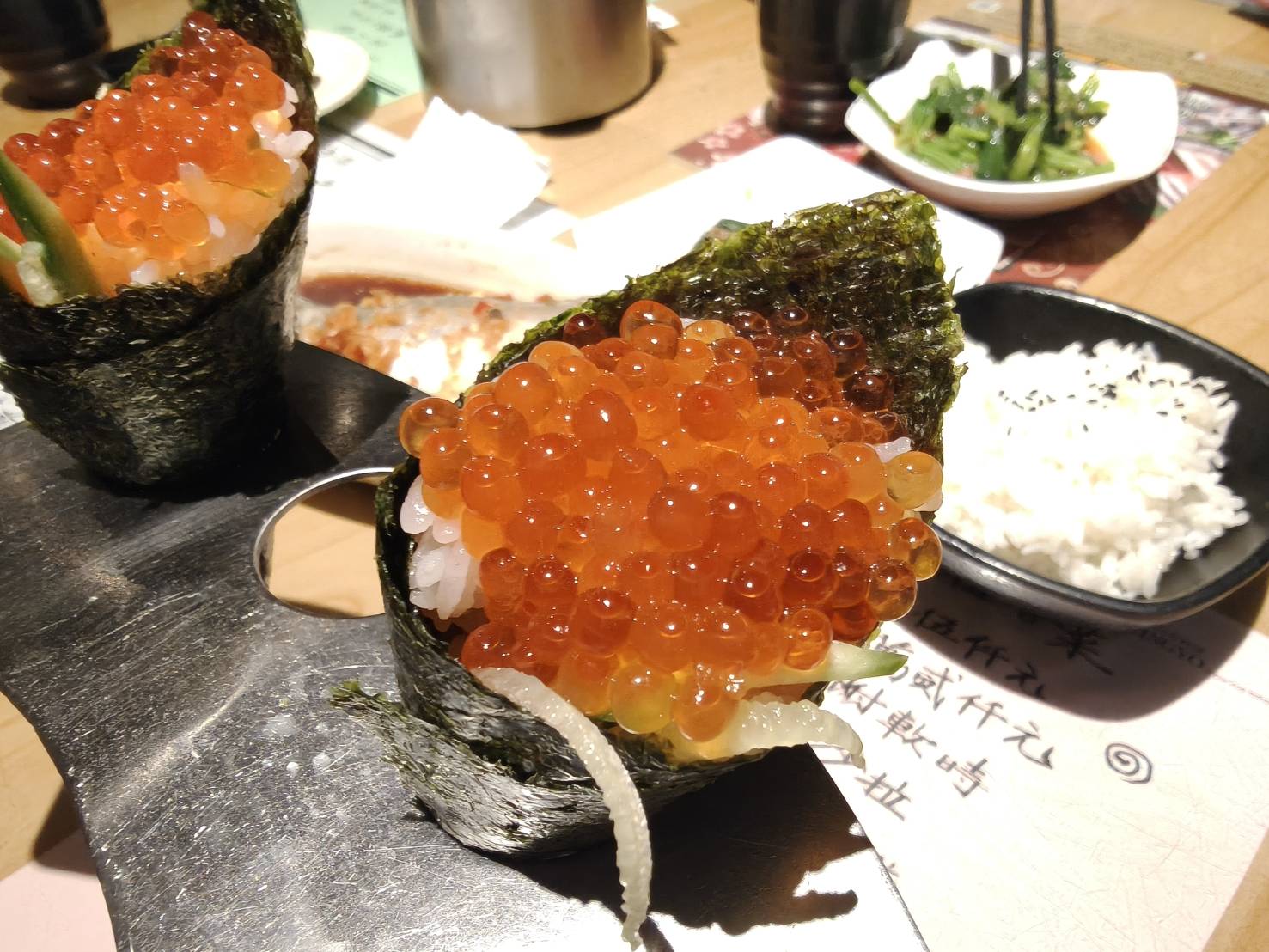 台北國父紀念館美食|金魚日本料理。生魚片套餐內含白飯、湯品、小菜、清蒸魚(每日不同)加上滿到掉出來生魚片!一套470元2個人吃都沒有問題!