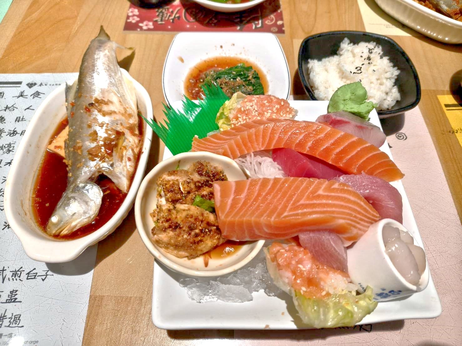 台北國父紀念館美食|金魚日本料理。生魚片套餐內含白飯、湯品、小菜、清蒸魚(每日不同)加上滿到掉出來生魚片!一套470元2個人吃都沒有問題!
