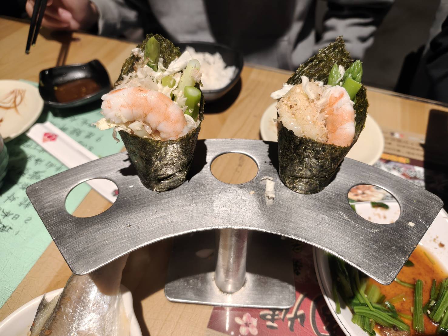 台北國父紀念館美食|金魚日本料理。生魚片套餐內含白飯、湯品、小菜、清蒸魚(每日不同)加上滿到掉出來生魚片!一套470元2個人吃都沒有問題!
