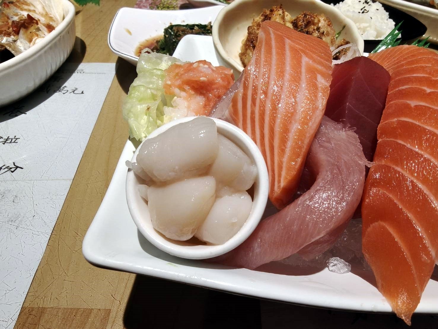 台北國父紀念館美食|金魚日本料理。生魚片套餐內含白飯、湯品、小菜、清蒸魚(每日不同)加上滿到掉出來生魚片!一套470元2個人吃都沒有問題!