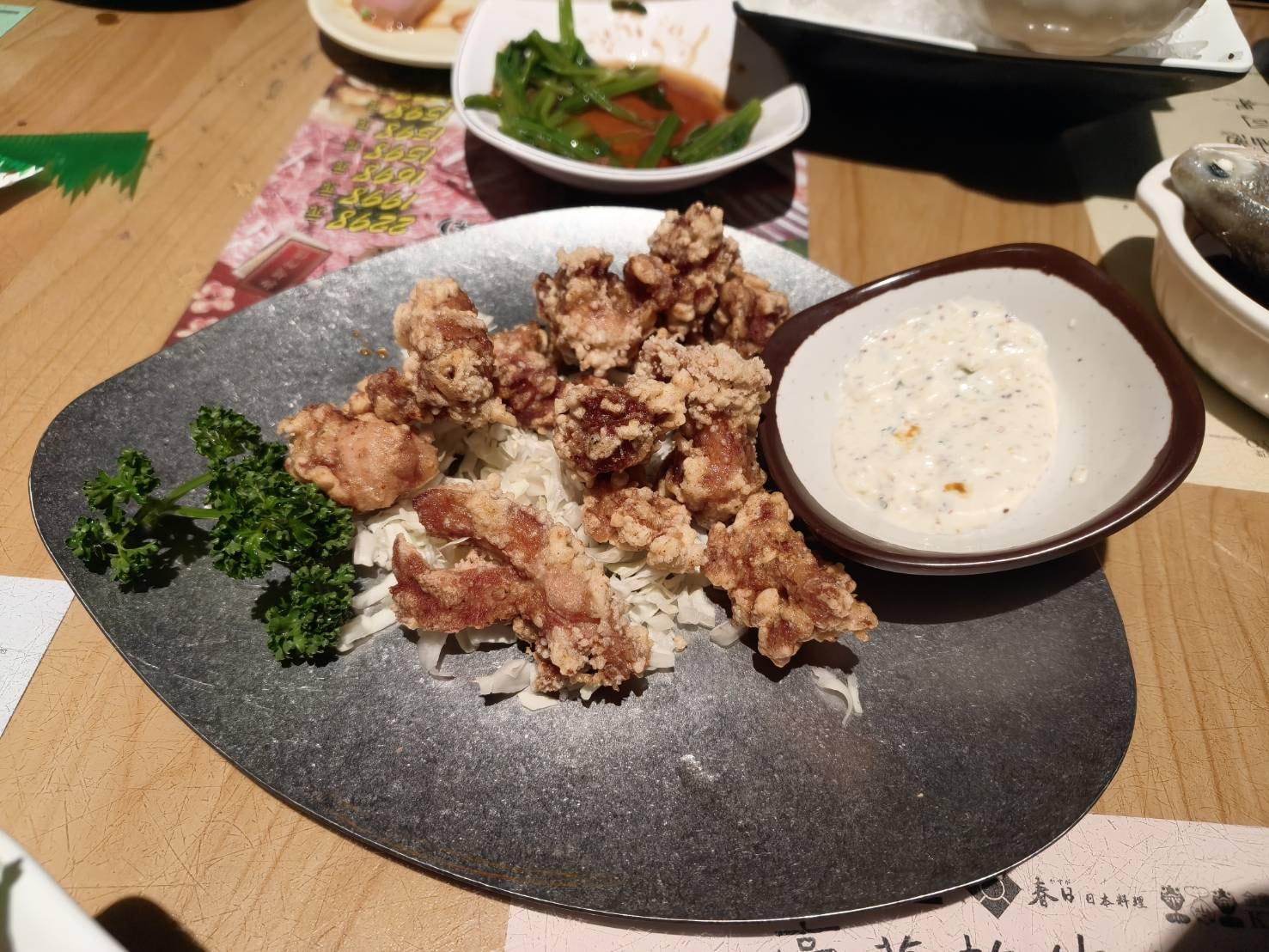 台北國父紀念館美食|金魚日本料理。生魚片套餐內含白飯、湯品、小菜、清蒸魚(每日不同)加上滿到掉出來生魚片!一套470元2個人吃都沒有問題!