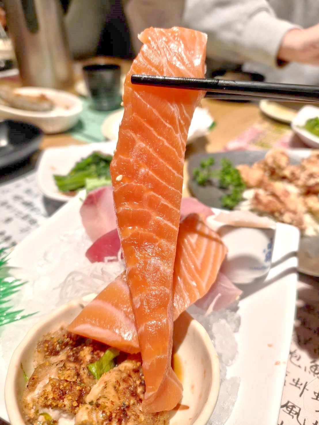 台北國父紀念館美食|金魚日本料理。生魚片套餐內含白飯、湯品、小菜、清蒸魚(每日不同)加上滿到掉出來生魚片!一套470元2個人吃都沒有問題!