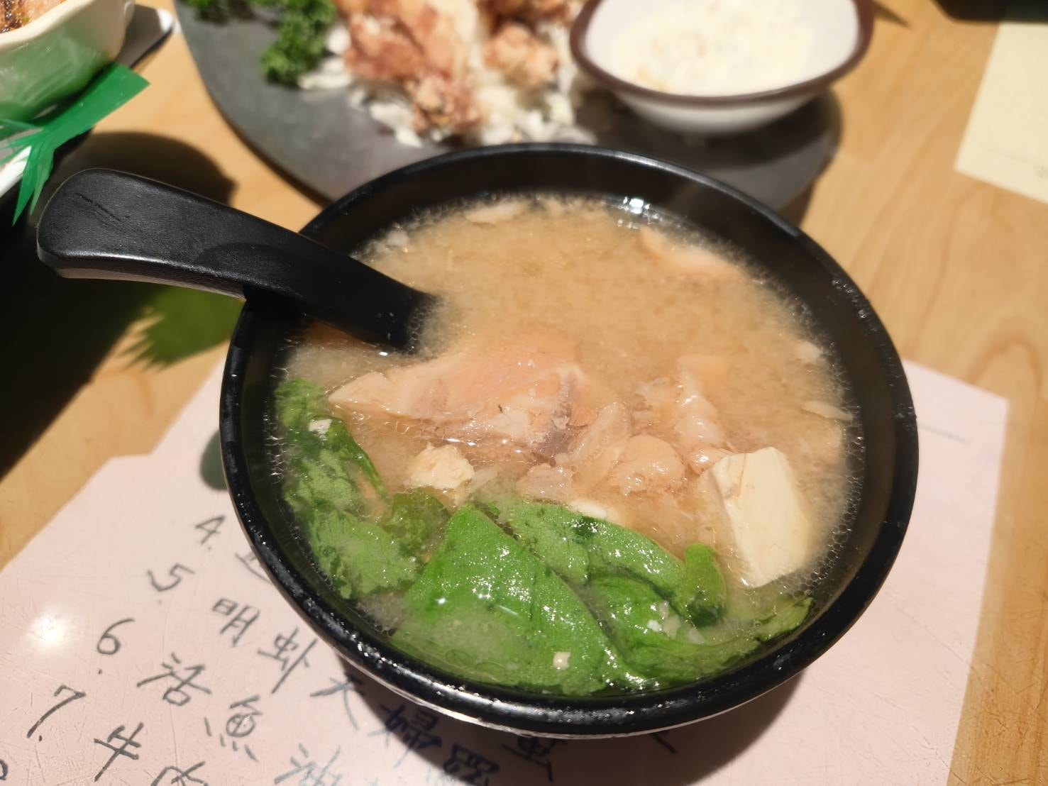 台北國父紀念館美食|金魚日本料理。生魚片套餐內含白飯、湯品、小菜、清蒸魚(每日不同)加上滿到掉出來生魚片!一套470元2個人吃都沒有問題!