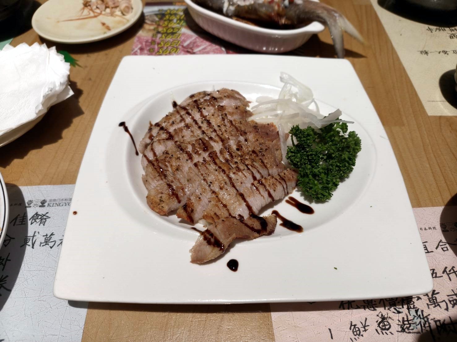 台北國父紀念館美食|金魚日本料理。生魚片套餐內含白飯、湯品、小菜、清蒸魚(每日不同)加上滿到掉出來生魚片!一套470元2個人吃都沒有問題!