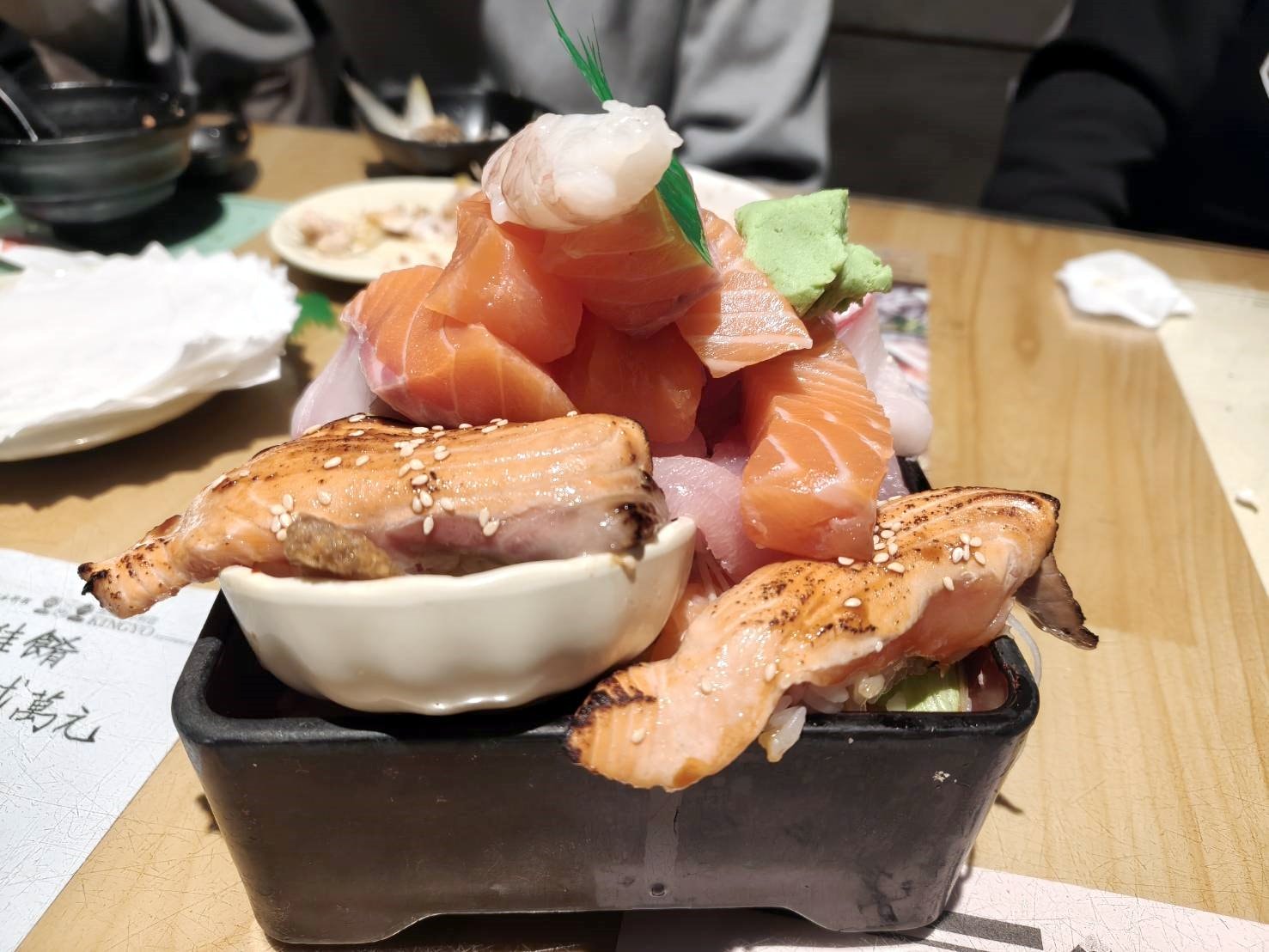台北國父紀念館美食|金魚日本料理。生魚片套餐內含白飯、湯品、小菜、清蒸魚(每日不同)加上滿到掉出來生魚片!一套470元2個人吃都沒有問題!