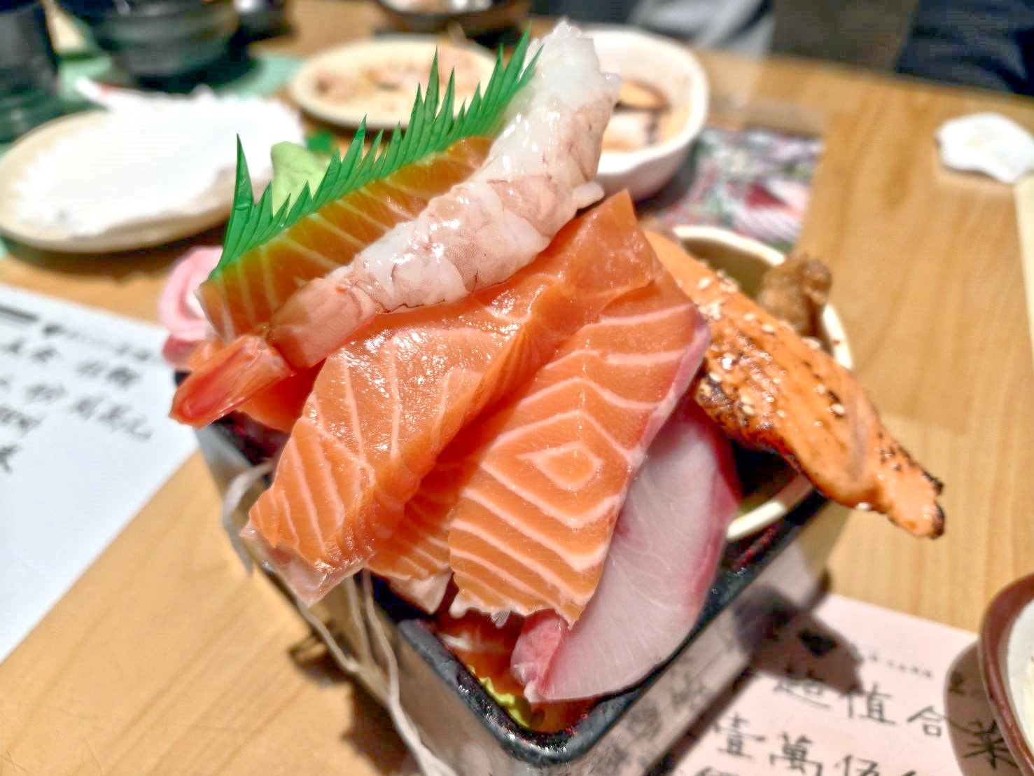 台北國父紀念館美食|金魚日本料理。生魚片套餐內含白飯、湯品、小菜、清蒸魚(每日不同)加上滿到掉出來生魚片!一套470元2個人吃都沒有問題!