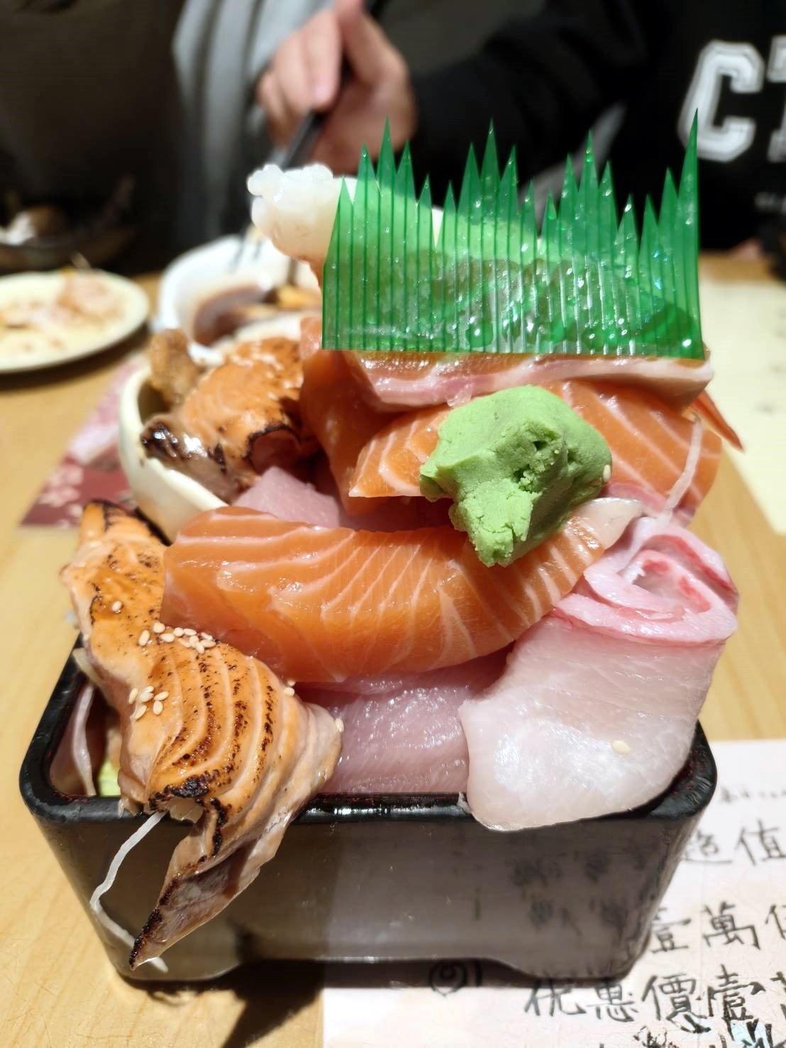 台北國父紀念館美食|金魚日本料理。生魚片套餐內含白飯、湯品、小菜、清蒸魚(每日不同)加上滿到掉出來生魚片!一套470元2個人吃都沒有問題!