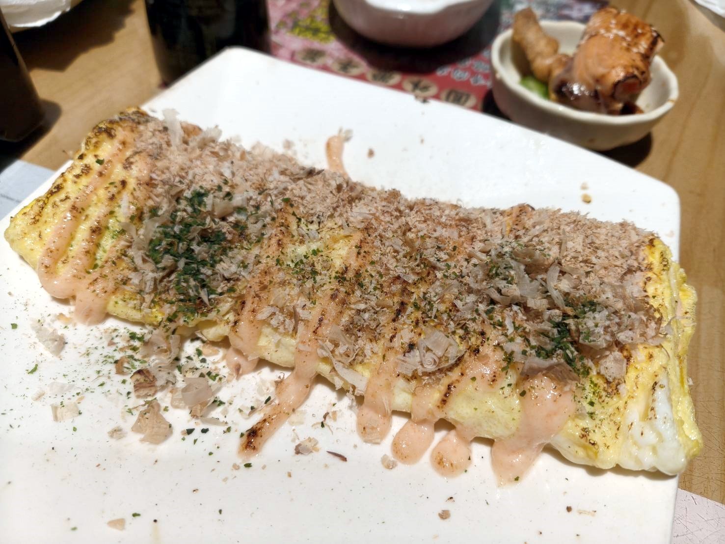 台北國父紀念館美食|金魚日本料理。生魚片套餐內含白飯、湯品、小菜、清蒸魚(每日不同)加上滿到掉出來生魚片!一套470元2個人吃都沒有問題!