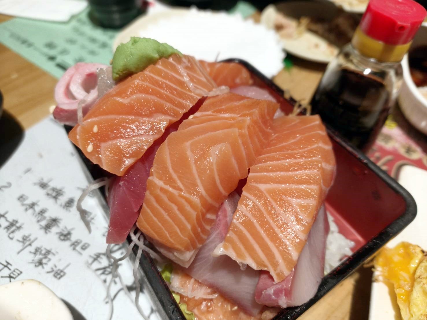 台北國父紀念館美食|金魚日本料理。生魚片套餐內含白飯、湯品、小菜、清蒸魚(每日不同)加上滿到掉出來生魚片!一套470元2個人吃都沒有問題!