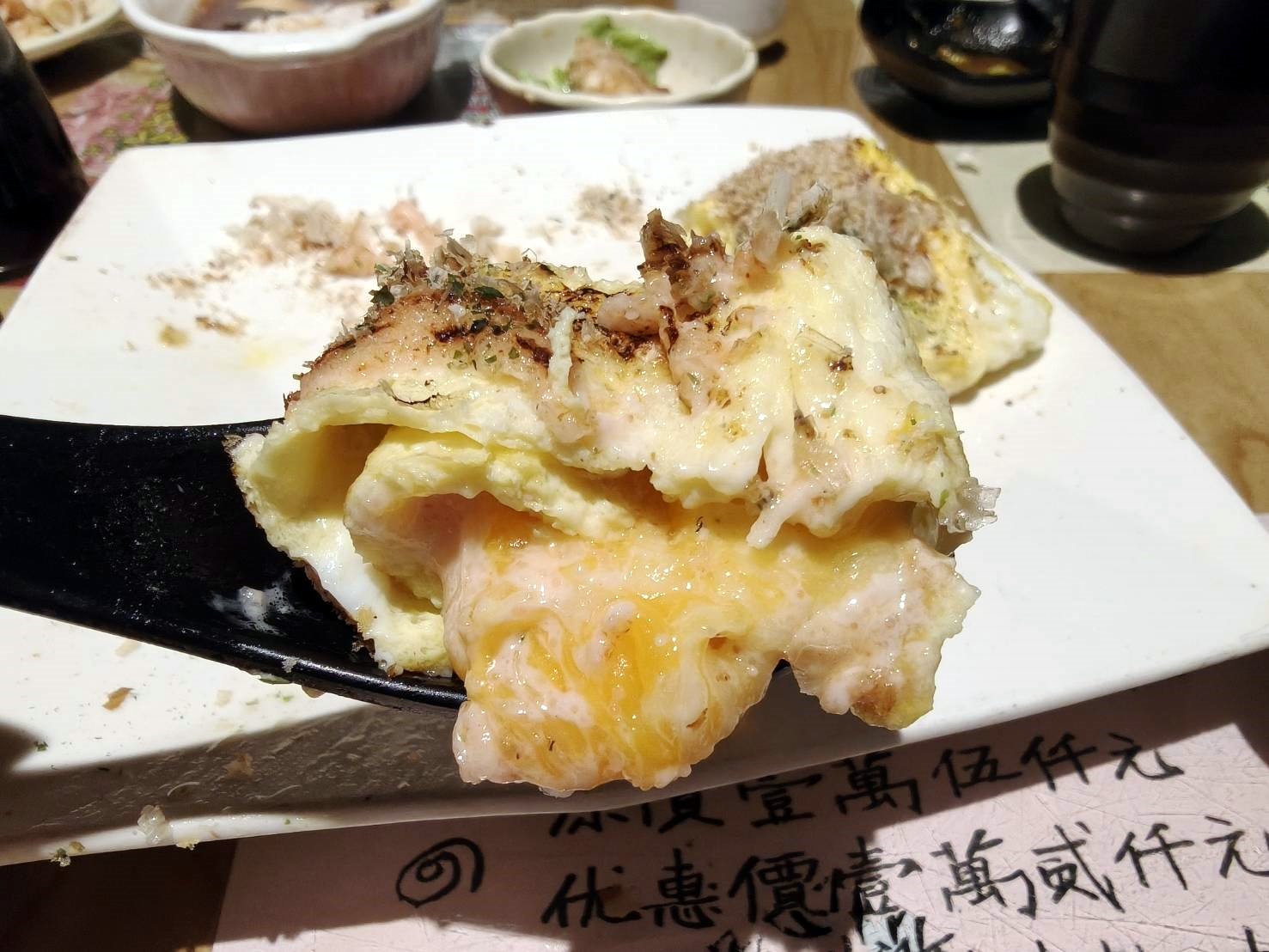 台北國父紀念館美食|金魚日本料理。生魚片套餐內含白飯、湯品、小菜、清蒸魚(每日不同)加上滿到掉出來生魚片!一套470元2個人吃都沒有問題!