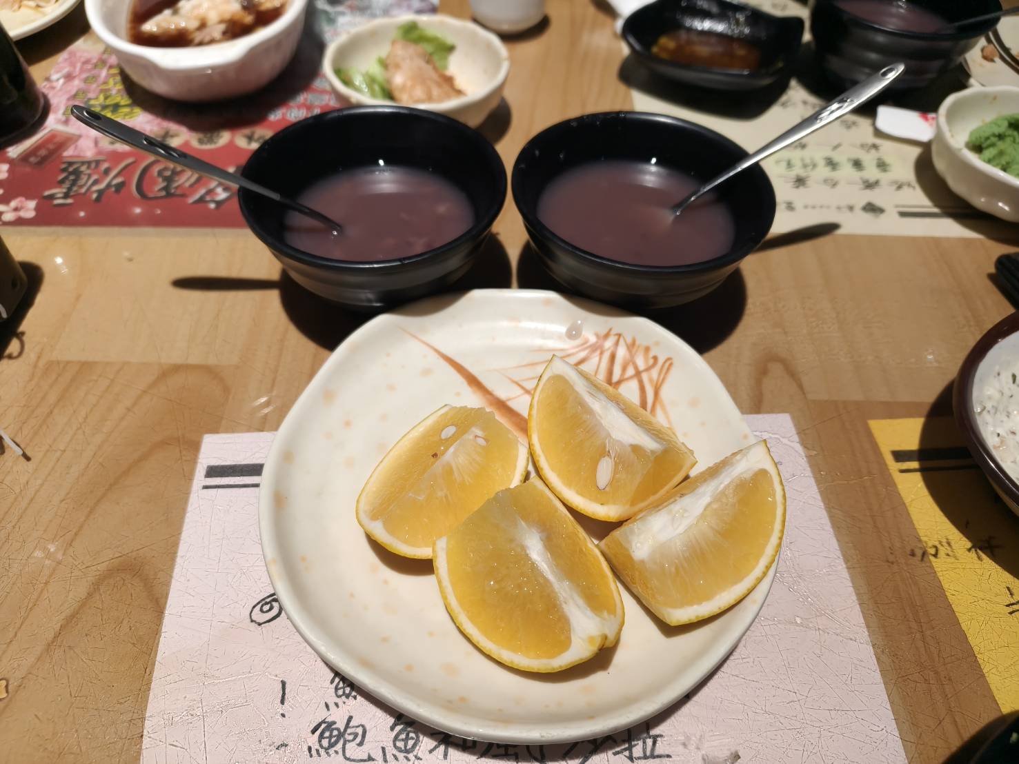 台北國父紀念館美食|金魚日本料理。生魚片套餐內含白飯、湯品、小菜、清蒸魚(每日不同)加上滿到掉出來生魚片!一套470元2個人吃都沒有問題!
