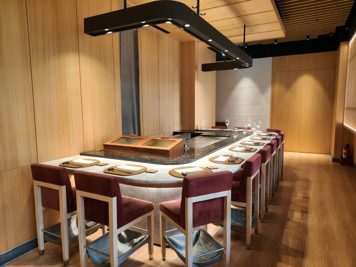 板橋美食|初魚鐵板料亭 -板橋大遠百店。無菜單鐵板料理1880元+10%，須事先訂位付全款!