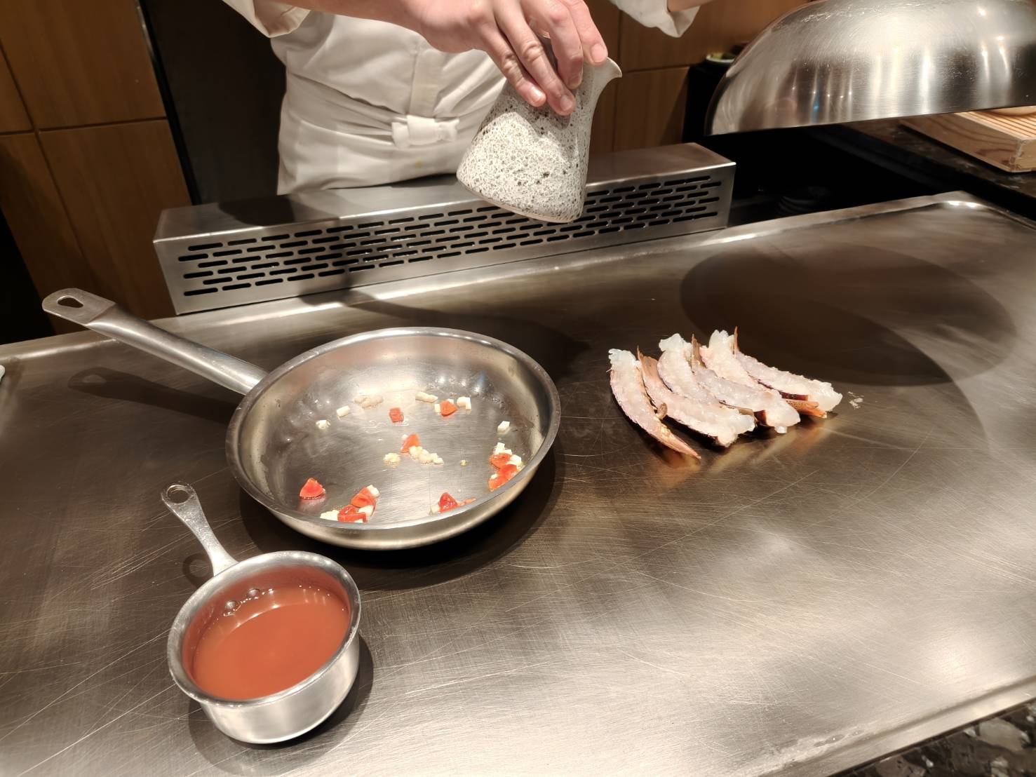 板橋美食|初魚鐵板料亭 -板橋大遠百店。無菜單鐵板料理1880元+10%，須事先訂位付全款!