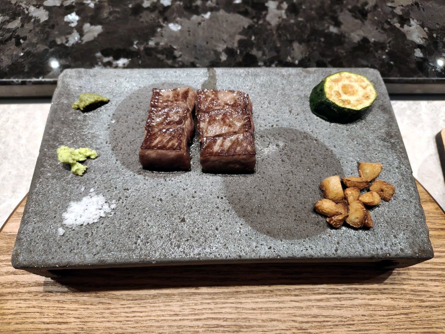 板橋美食|初魚鐵板料亭 -板橋大遠百店。無菜單鐵板料理1880元+10%，須事先訂位付全款!