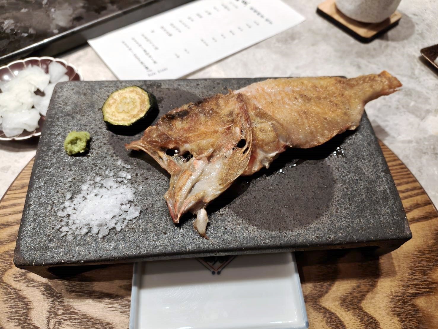 板橋美食|初魚鐵板料亭 -板橋大遠百店。無菜單鐵板料理1880元+10%，須事先訂位付全款!