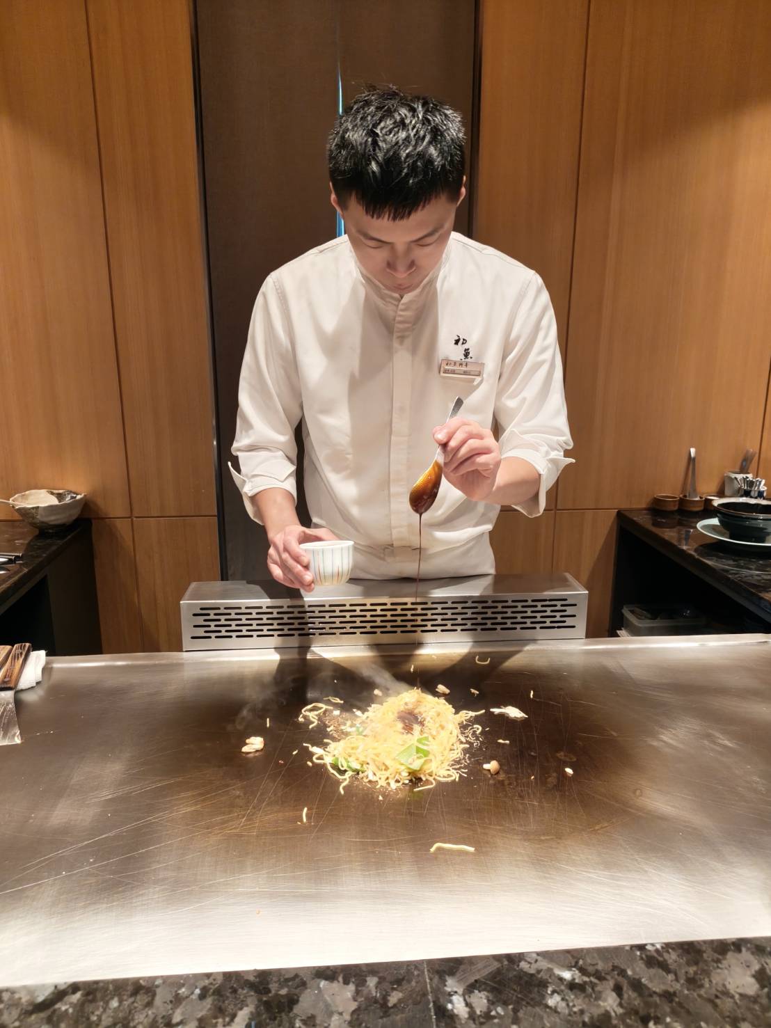板橋美食|初魚鐵板料亭 -板橋大遠百店。無菜單鐵板料理1880元+10%，須事先訂位付全款!