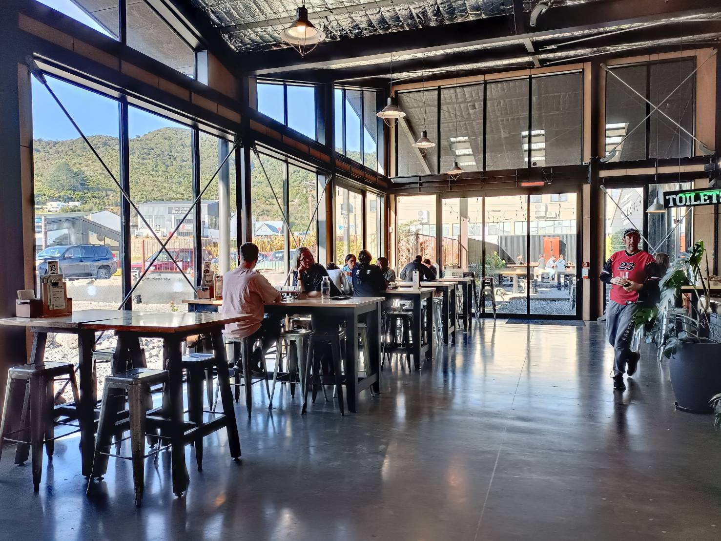 2025紐西蘭|Monteiths Hanmer Brewery Bar。喝啤酒微醺一下~一次可以品嚐到6款不同的啤酒喔!