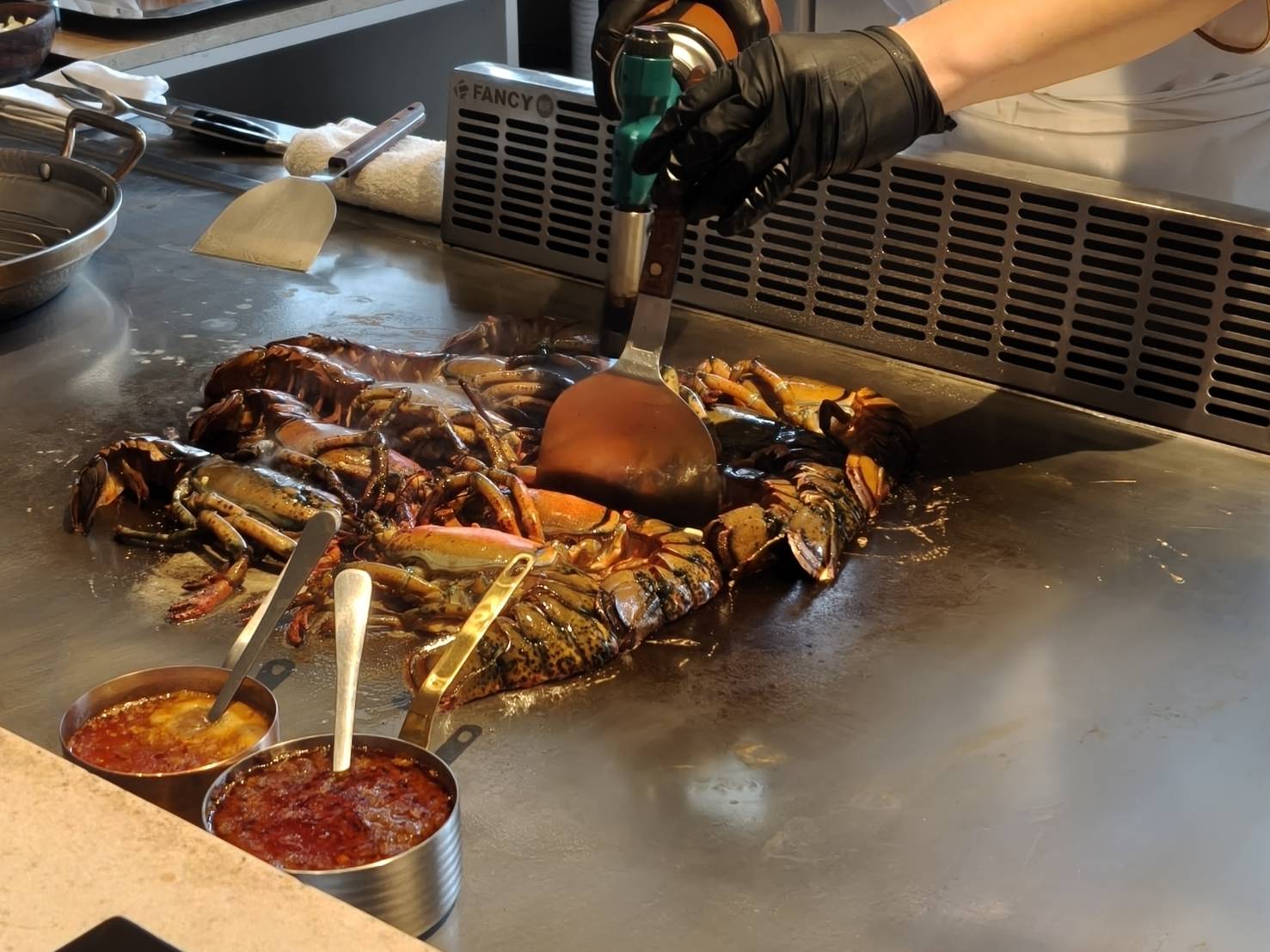 台北信義區美食|樂葵法式鐵板燒 台北微風南山店。套餐1650元+10%訂位時需付全額，食材新鮮、品質佳!服務有待加強~進步空間很大!