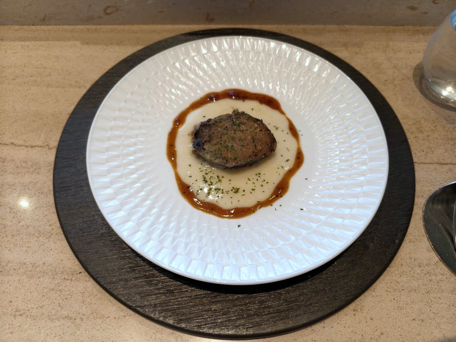 台北信義區美食|樂葵法式鐵板燒 台北微風南山店。套餐1650元+10%訂位時需付全額，食材新鮮、品質佳!服務有待加強~進步空間很大!
