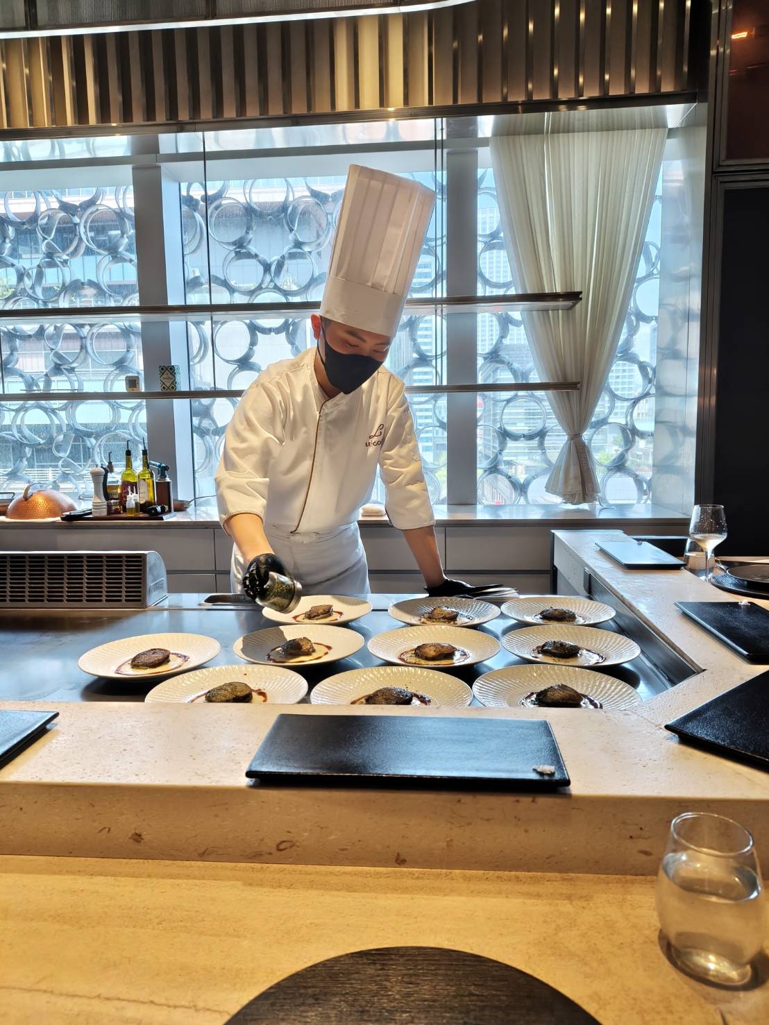 台北信義區美食|樂葵法式鐵板燒 台北微風南山店。套餐1650元+10%訂位時需付全額，食材新鮮、品質佳!服務有待加強~進步空間很大!