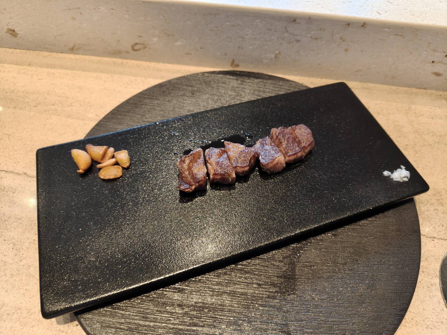 台北信義區美食|樂葵法式鐵板燒 台北微風南山店。套餐1650元+10%訂位時需付全額，食材新鮮、品質佳!服務有待加強~進步空間很大!