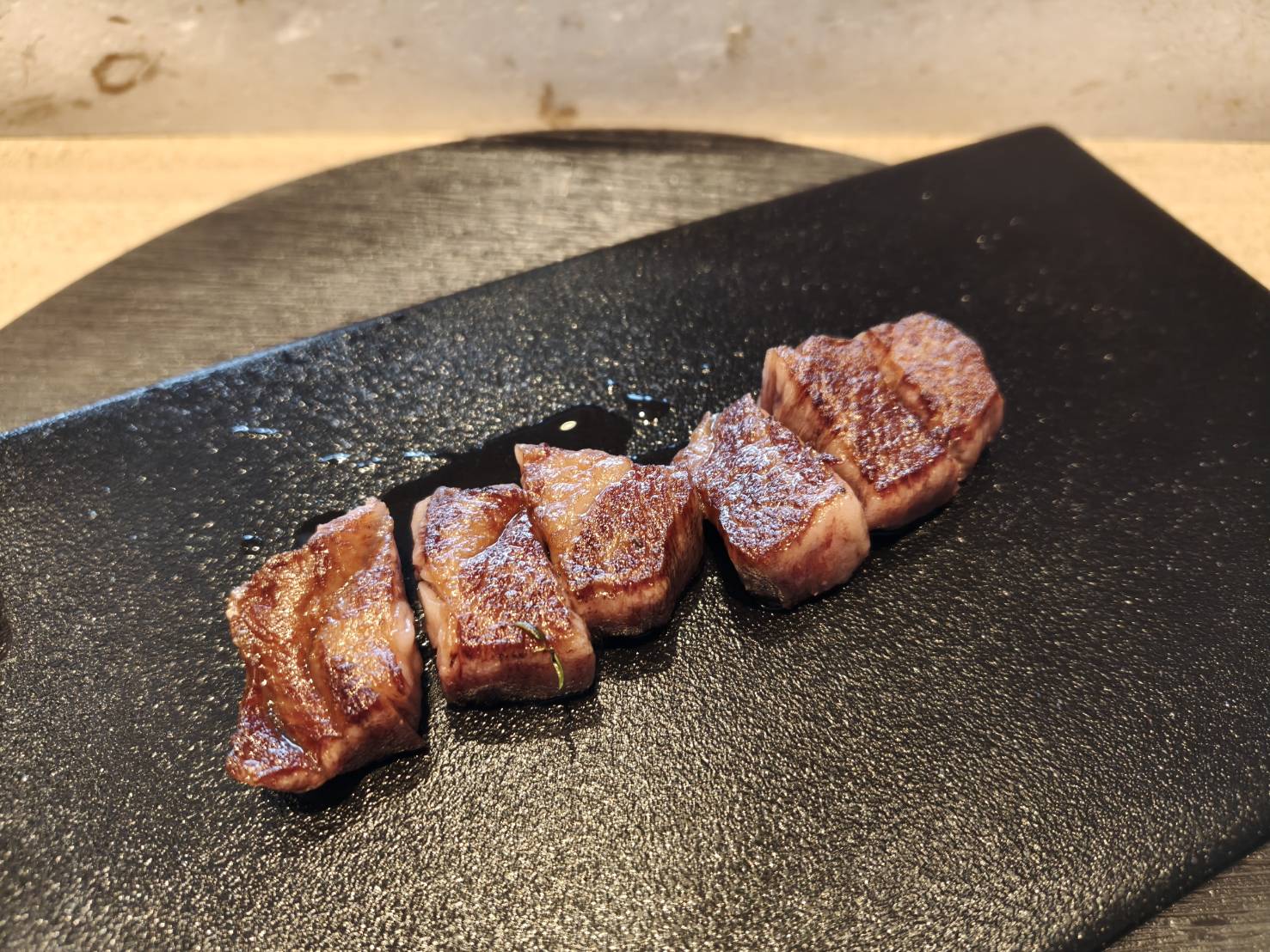台北信義區美食|樂葵法式鐵板燒 台北微風南山店。套餐1650元+10%訂位時需付全額，食材新鮮、品質佳!服務有待加強~進步空間很大!