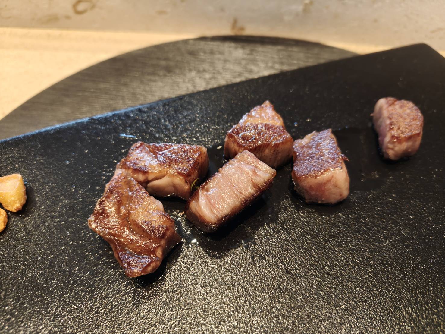 台北信義區美食|樂葵法式鐵板燒 台北微風南山店。套餐1650元+10%訂位時需付全額，食材新鮮、品質佳!服務有待加強~進步空間很大!