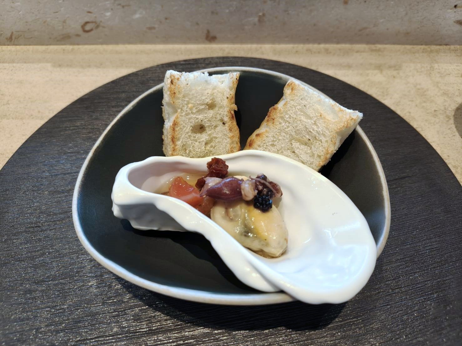 台北信義區美食|樂葵法式鐵板燒 台北微風南山店。套餐1650元+10%訂位時需付全額，食材新鮮、品質佳!服務有待加強~進步空間很大!