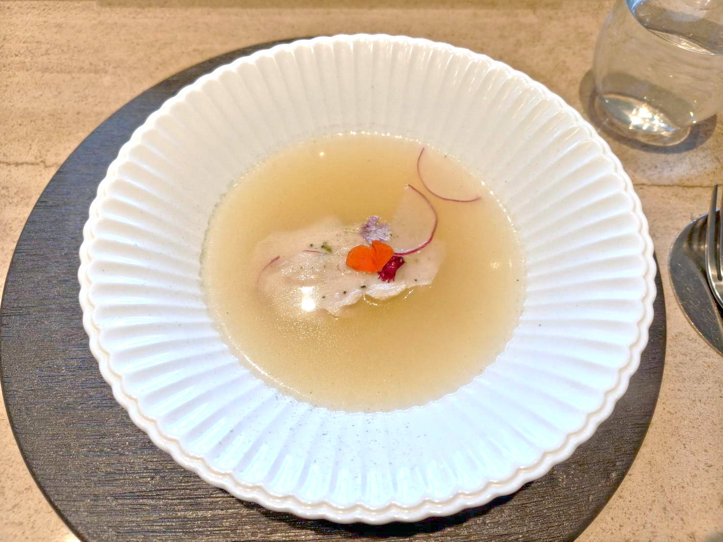 台北信義區美食|樂葵法式鐵板燒 台北微風南山店。套餐1650元+10%訂位時需付全額，食材新鮮、品質佳!服務有待加強~進步空間很大!
