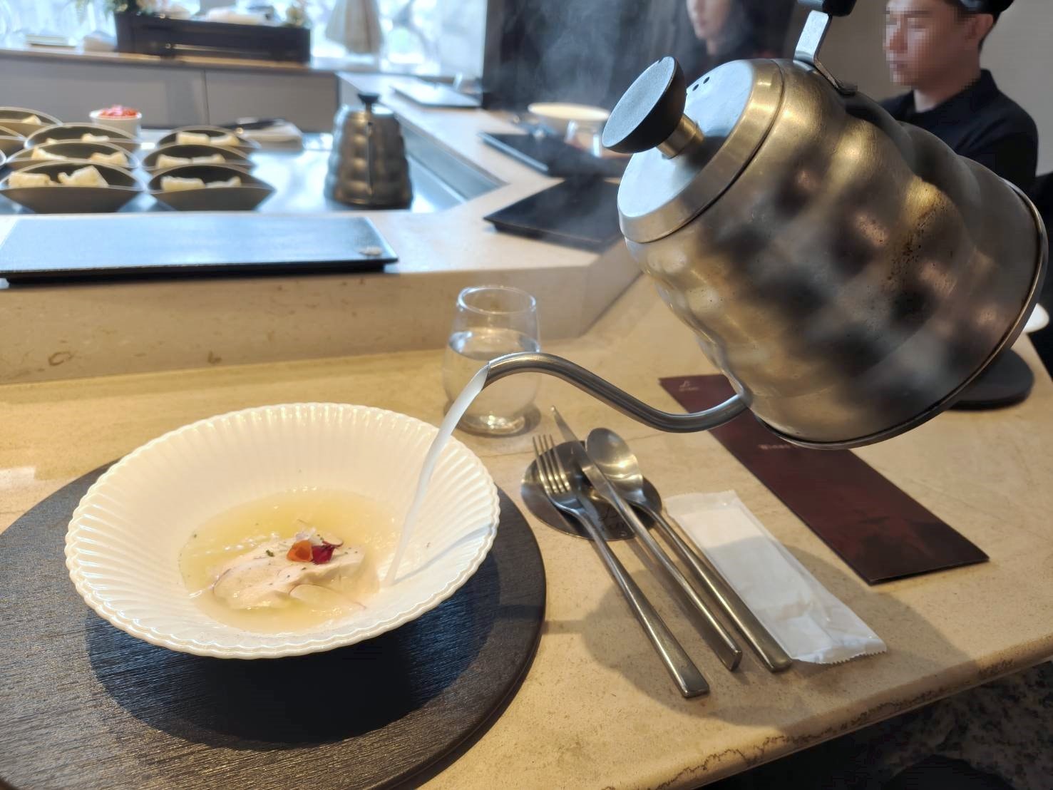 台北信義區美食|樂葵法式鐵板燒 台北微風南山店。套餐1650元+10%訂位時需付全額，食材新鮮、品質佳!服務有待加強~進步空間很大!
