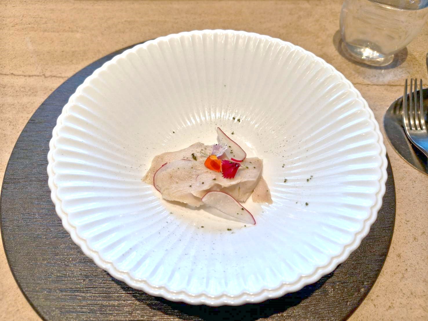 台北信義區美食|樂葵法式鐵板燒 台北微風南山店。套餐1650元+10%訂位時需付全額，食材新鮮、品質佳!服務有待加強~進步空間很大!