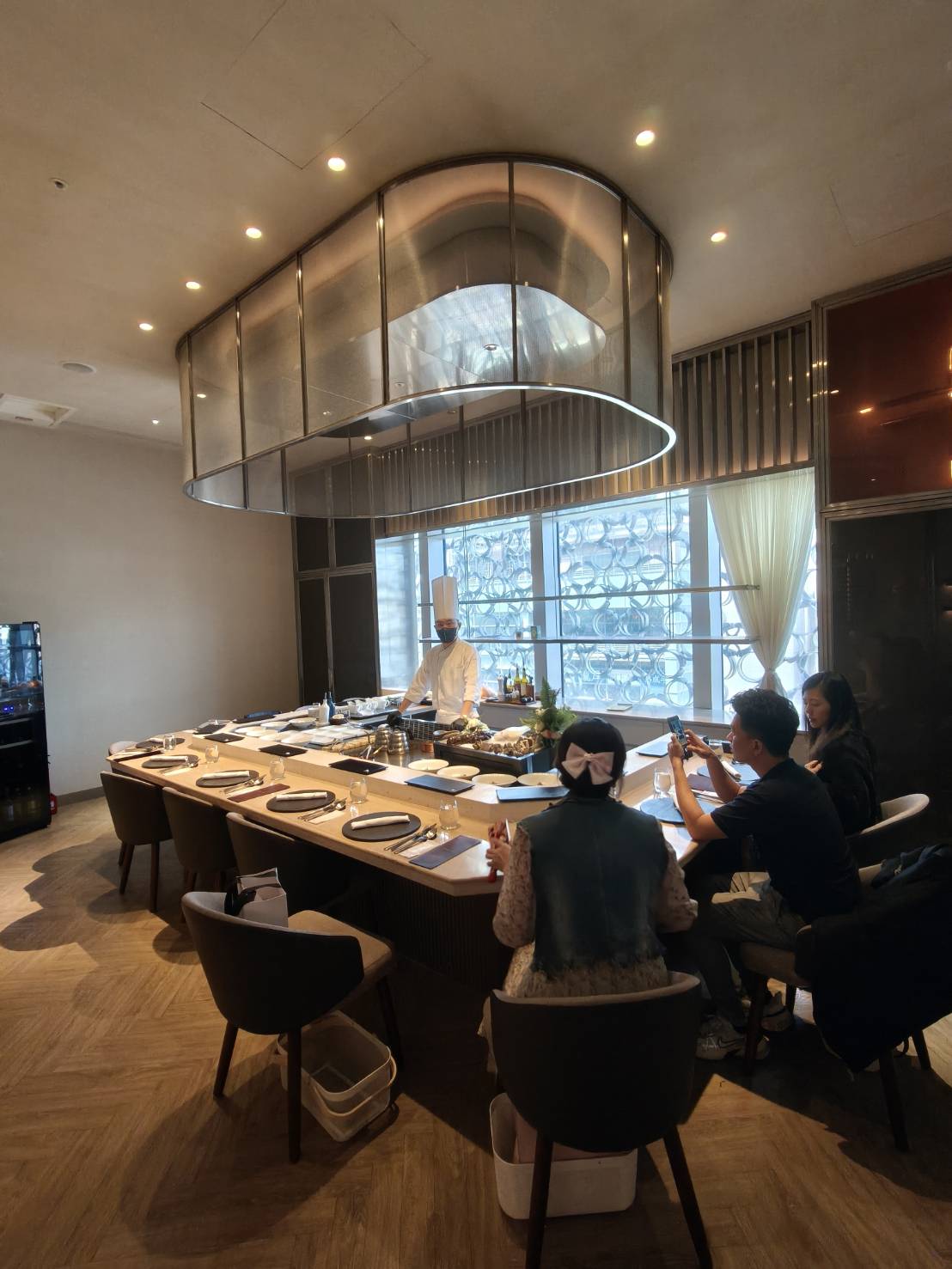 台北信義區美食|樂葵法式鐵板燒 台北微風南山店。套餐1650元+10%訂位時需付全額，食材新鮮、品質佳!服務有待加強~進步空間很大!