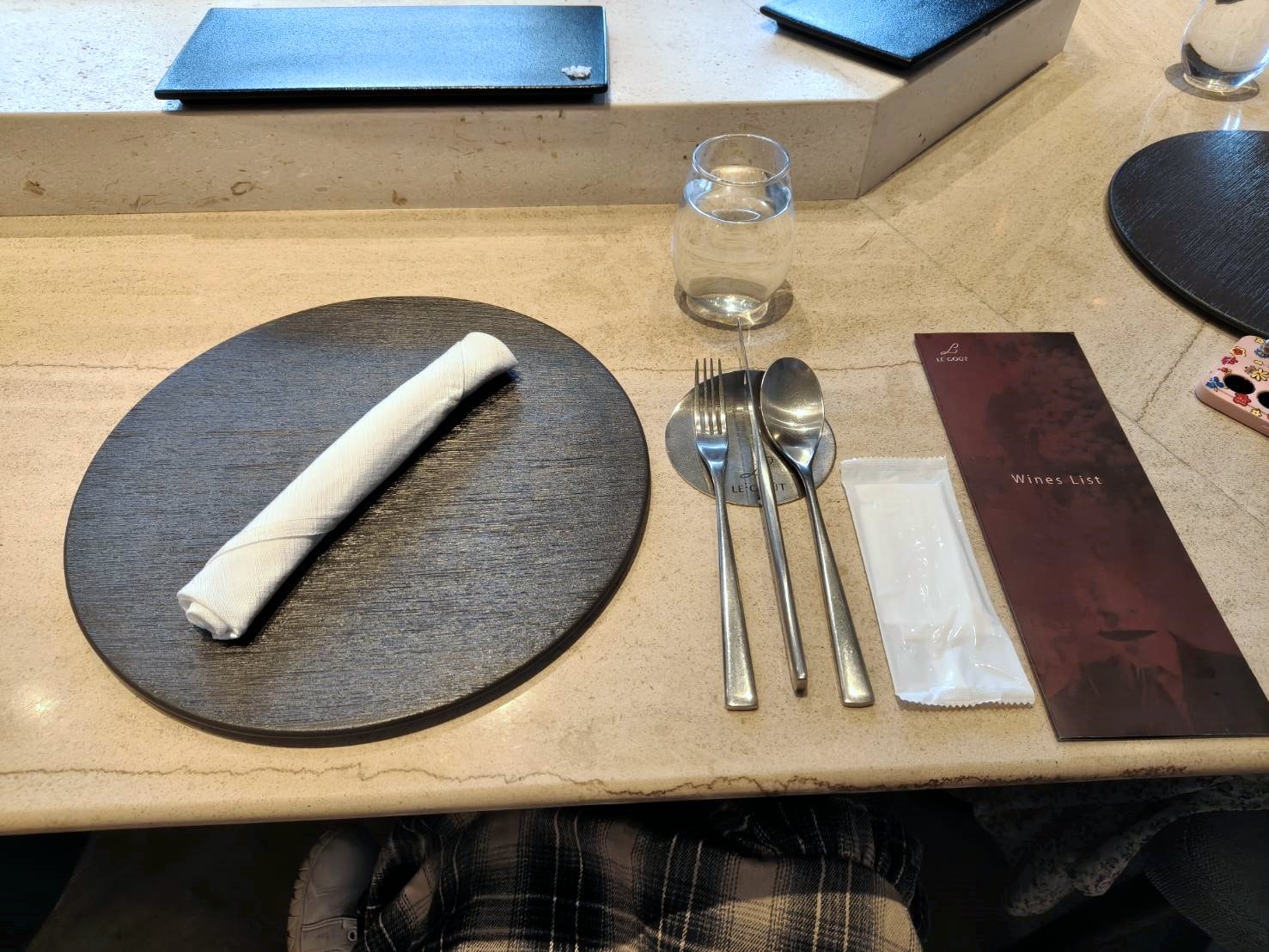 台北信義區美食|樂葵法式鐵板燒 台北微風南山店。套餐1650元+10%訂位時需付全額，食材新鮮、品質佳!服務有待加強~進步空間很大!