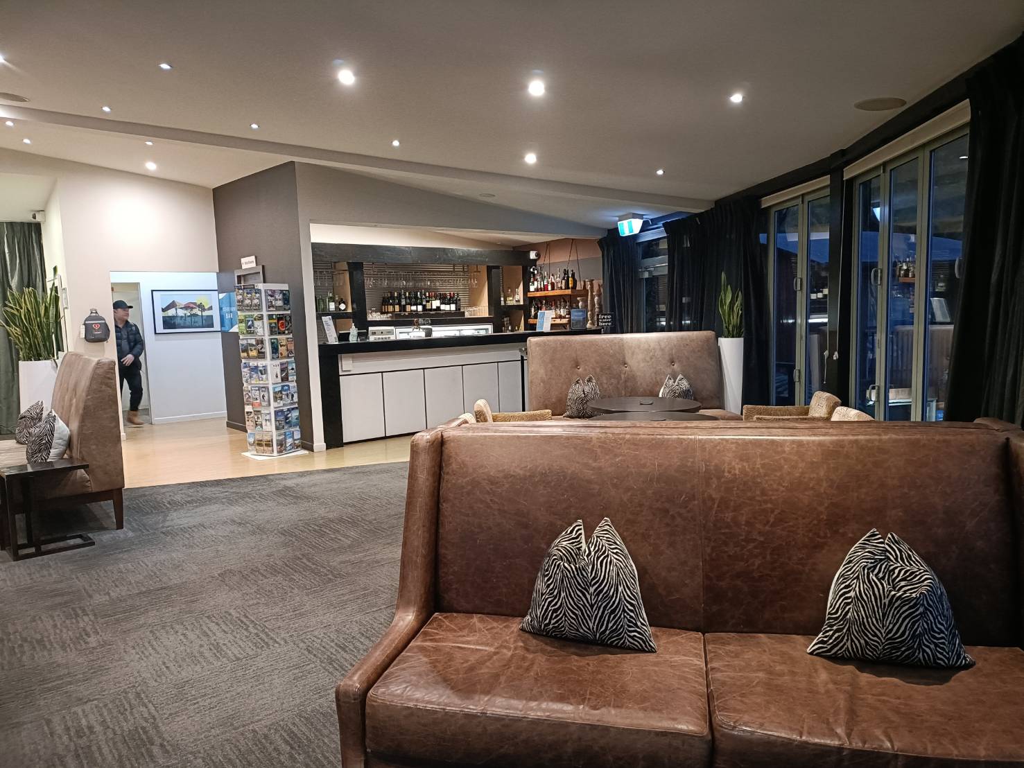 2025紐西蘭| Scenic Hotel Punakaiki 風景優美的普那凱基酒店。飯店三道式西式晚餐、自助式早餐~每桌還有家鄉味鹹白粥喔!