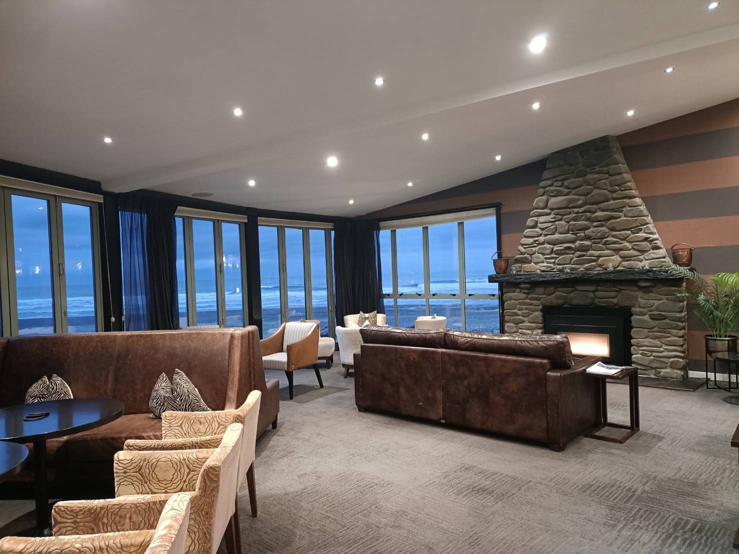 2025紐西蘭| Scenic Hotel Punakaiki 風景優美的普那凱基酒店。飯店三道式西式晚餐、自助式早餐~每桌還有家鄉味鹹白粥喔!