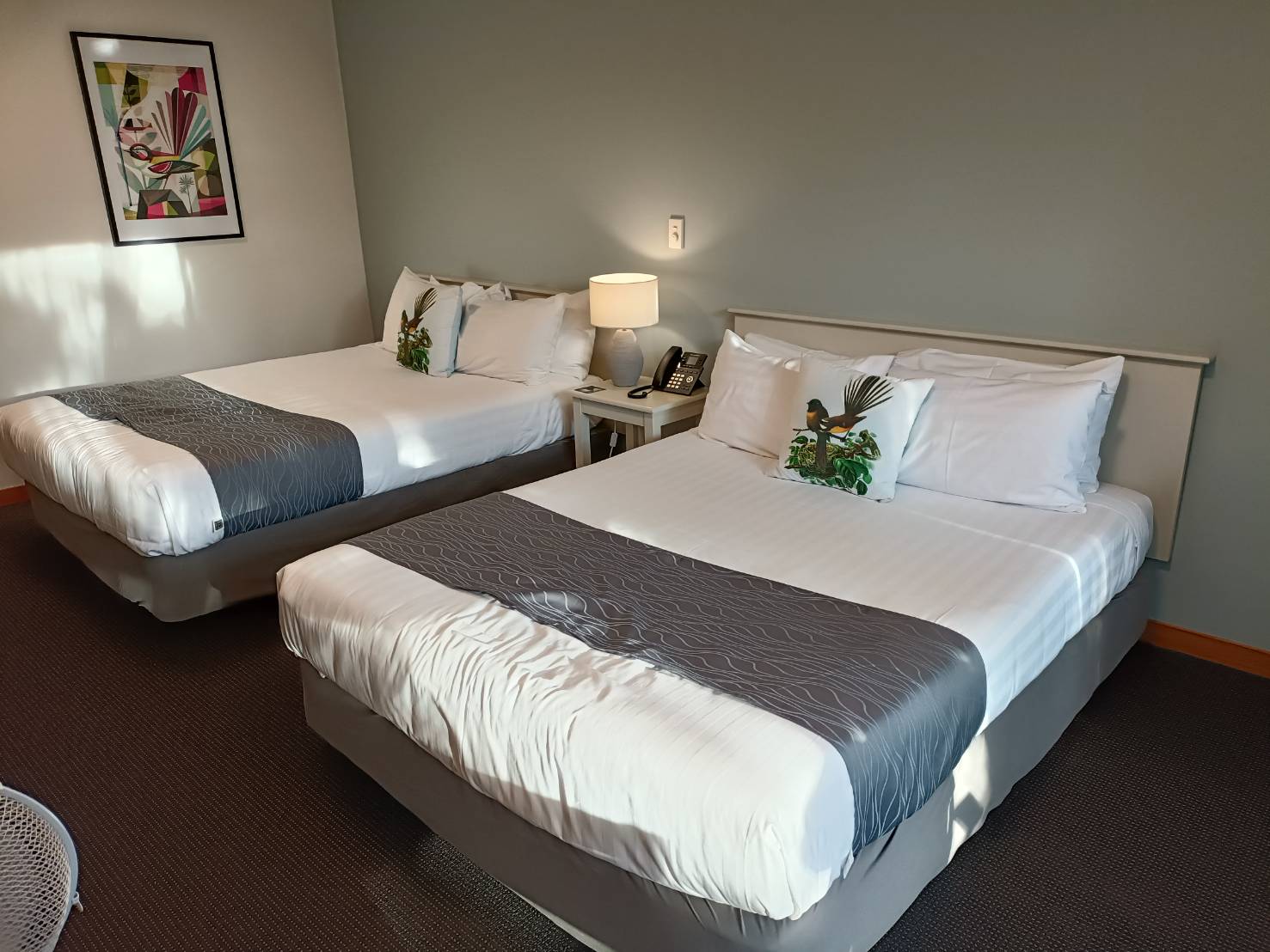 2025紐西蘭| Scenic Hotel Punakaiki 風景優美的普那凱基酒店。飯店三道式西式晚餐、自助式早餐~每桌還有家鄉味鹹白粥喔!
