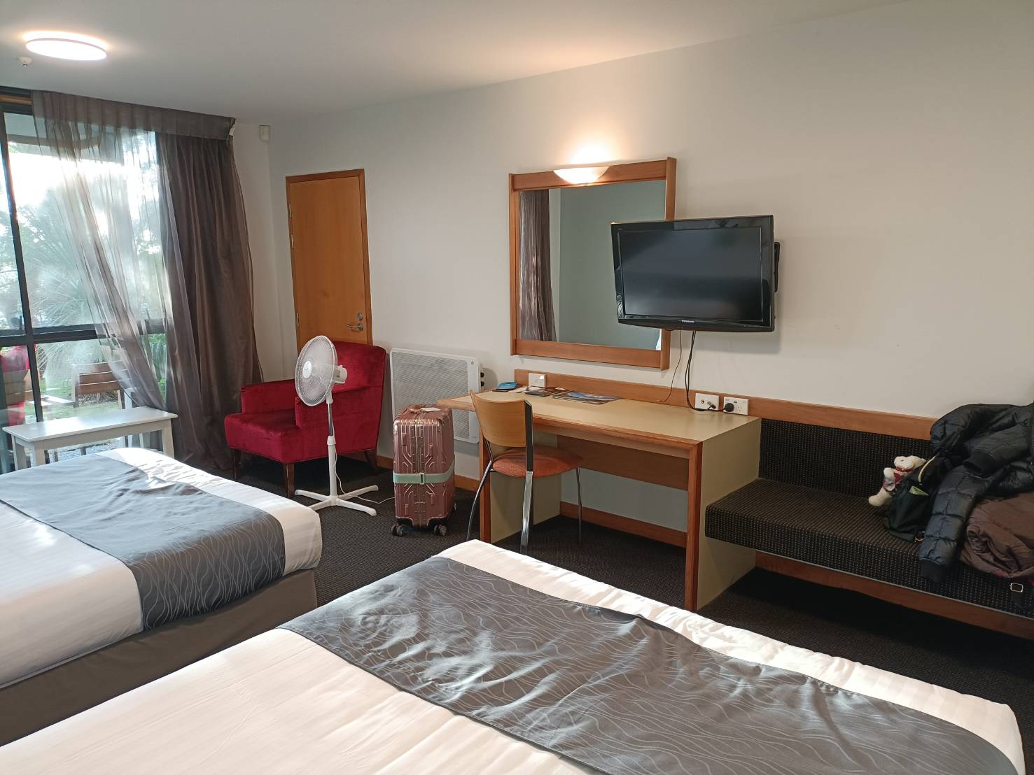 2025紐西蘭| Scenic Hotel Punakaiki 風景優美的普那凱基酒店。飯店三道式西式晚餐、自助式早餐~每桌還有家鄉味鹹白粥喔!