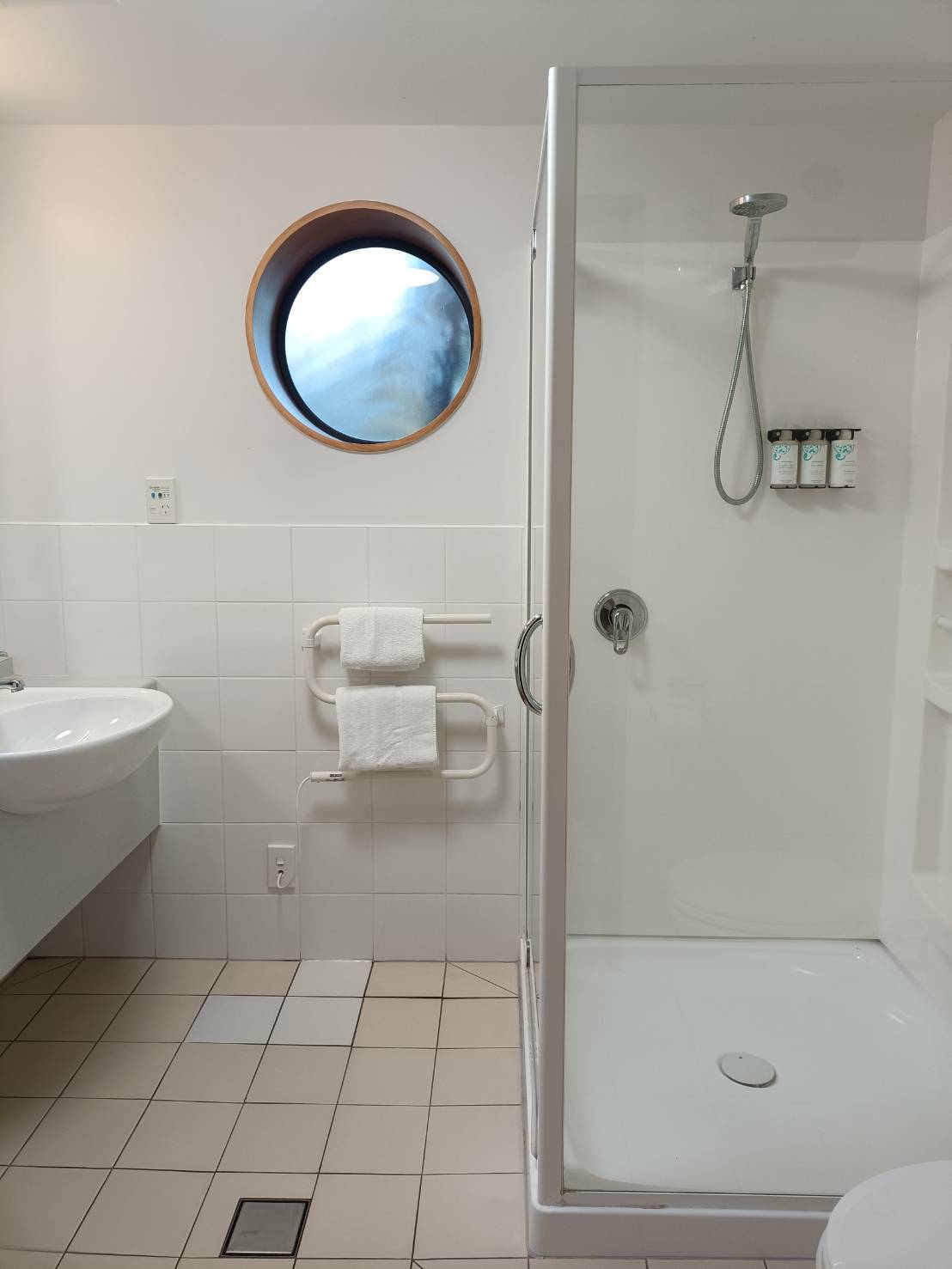 2025紐西蘭| Scenic Hotel Punakaiki 風景優美的普那凱基酒店。飯店三道式西式晚餐、自助式早餐~每桌還有家鄉味鹹白粥喔!