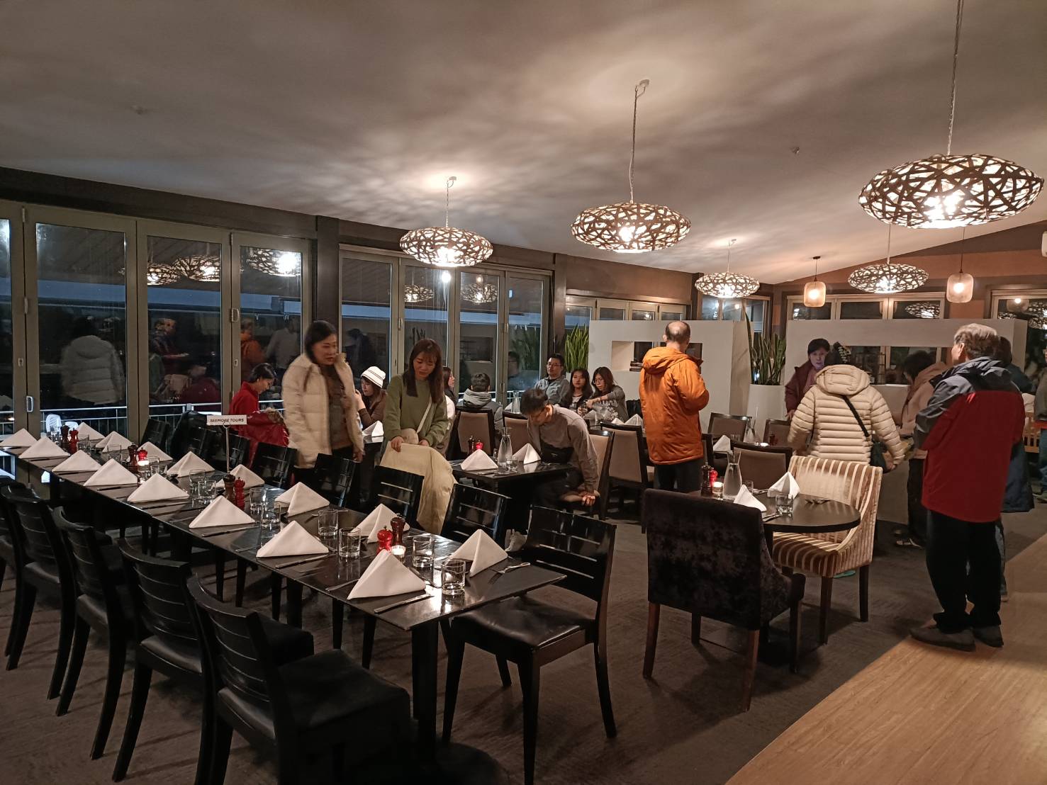 2025紐西蘭| Scenic Hotel Punakaiki 風景優美的普那凱基酒店。飯店三道式西式晚餐、自助式早餐~每桌還有家鄉味鹹白粥喔!